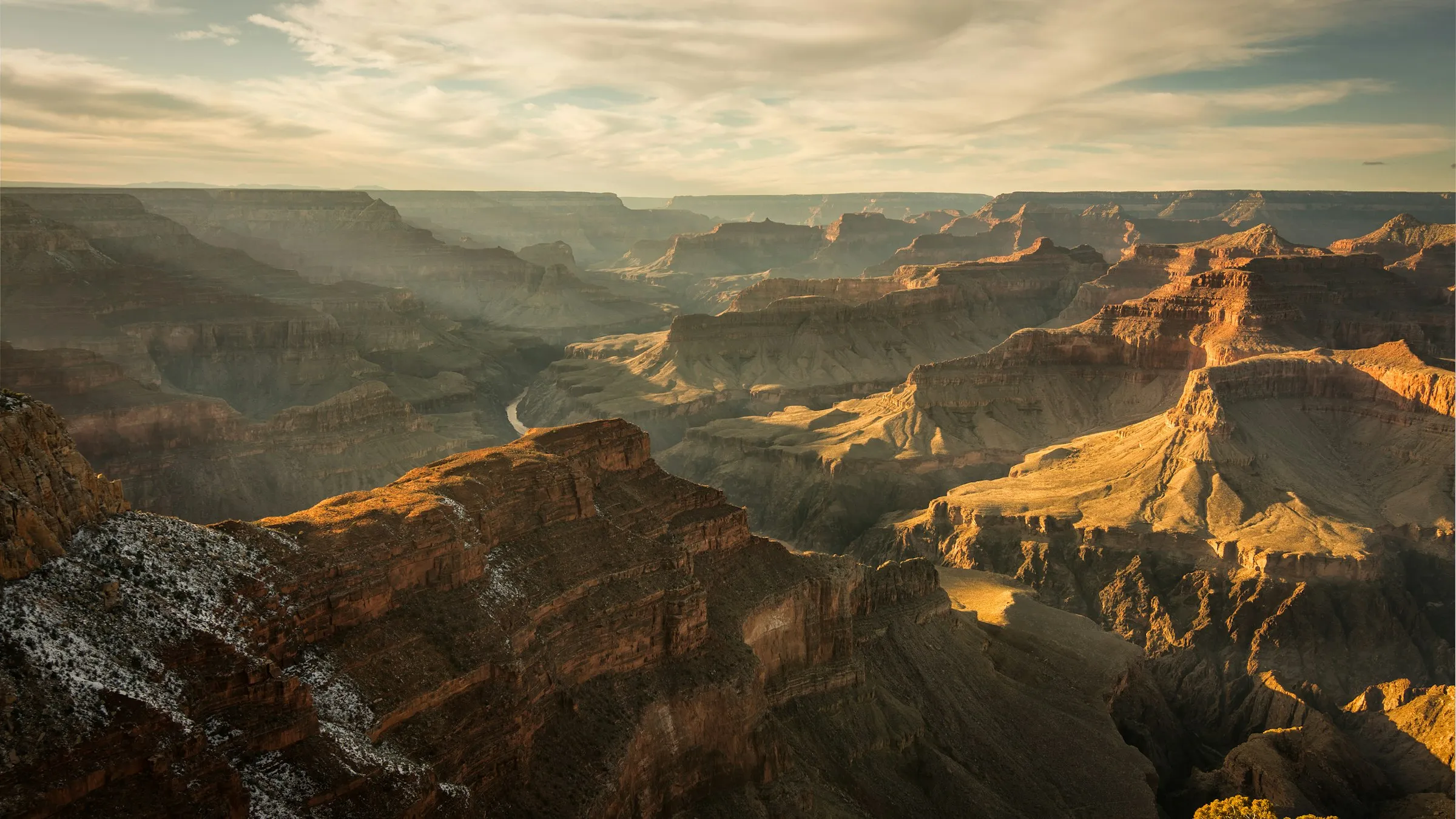 Grand Canyon visto da borda sul, com as camadas de rocha realçadas pela luz lateral do fim de tarde