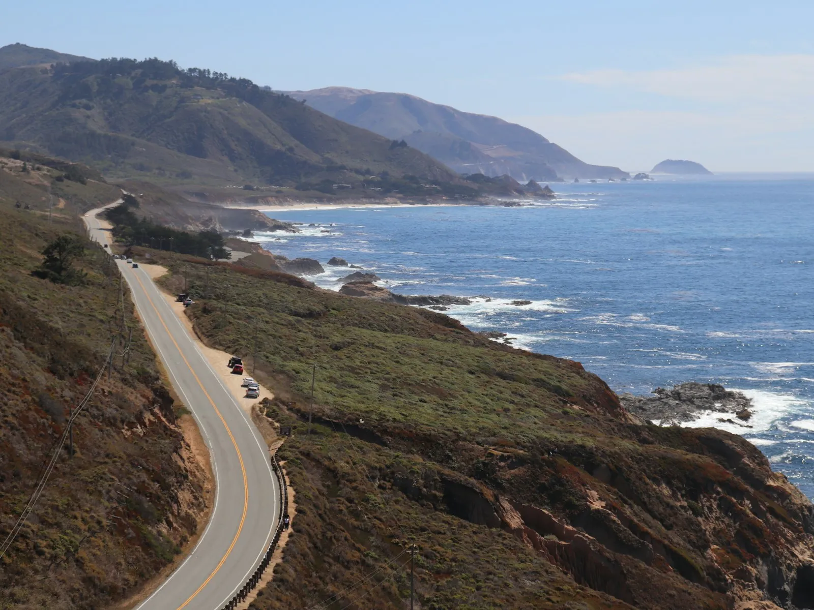 Highway 1 serpenteando pela encosta de Big Sur, à beira do Oceano Pacífico
