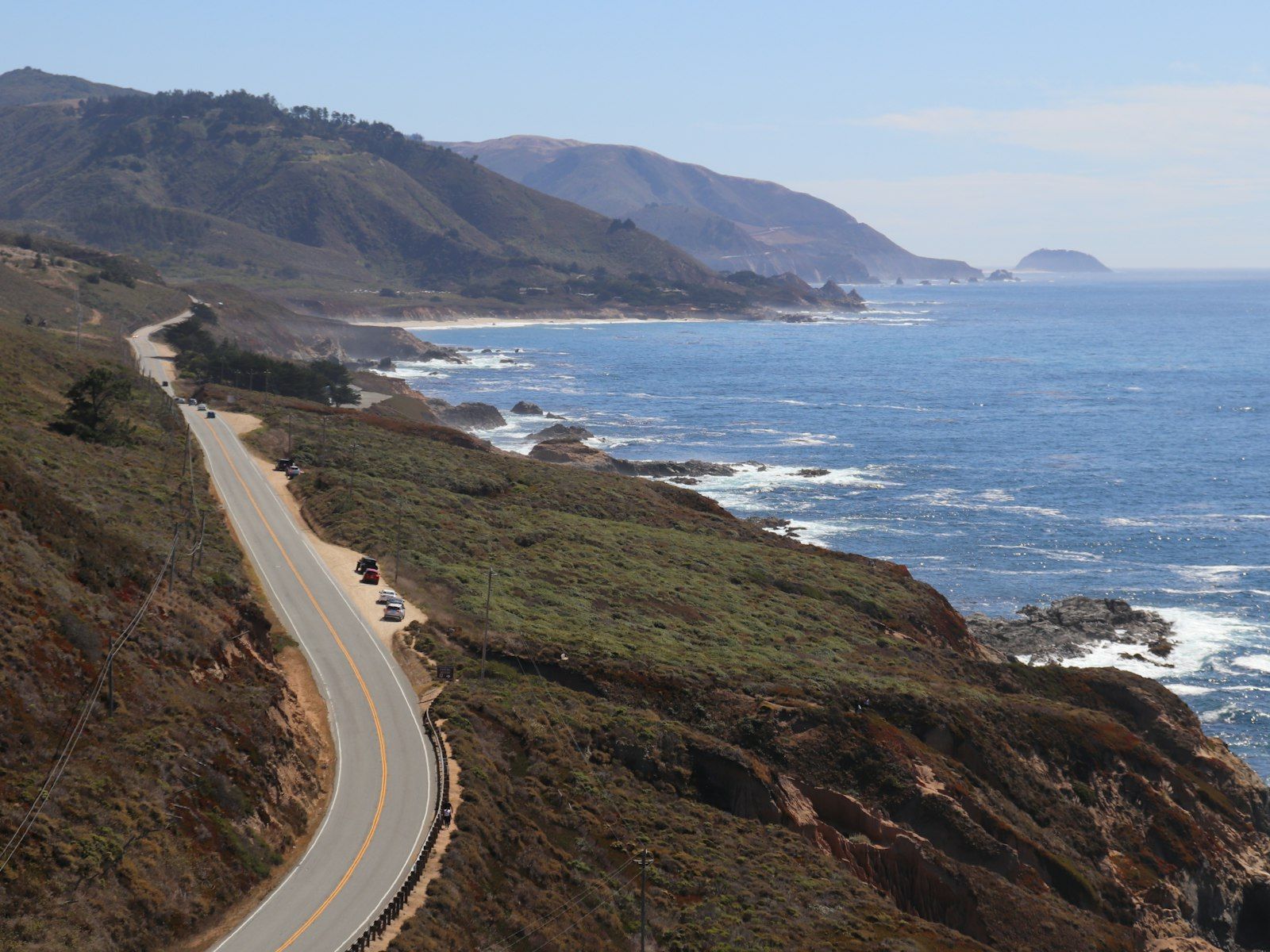 Highway 1 serpenteando pela encosta de Big Sur, à beira do Oceano Pacífico