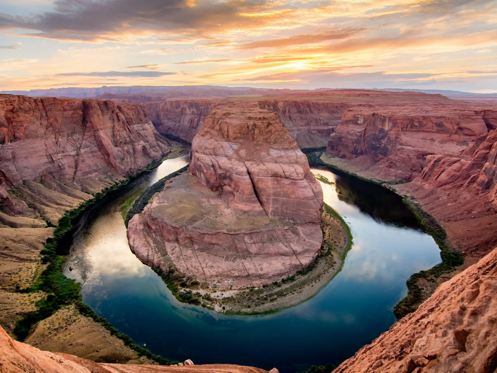 Horseshoe Bend, em Page: o rio Colorado contorna a rocha em forma de ferradura sob o céu do pôr do sol
